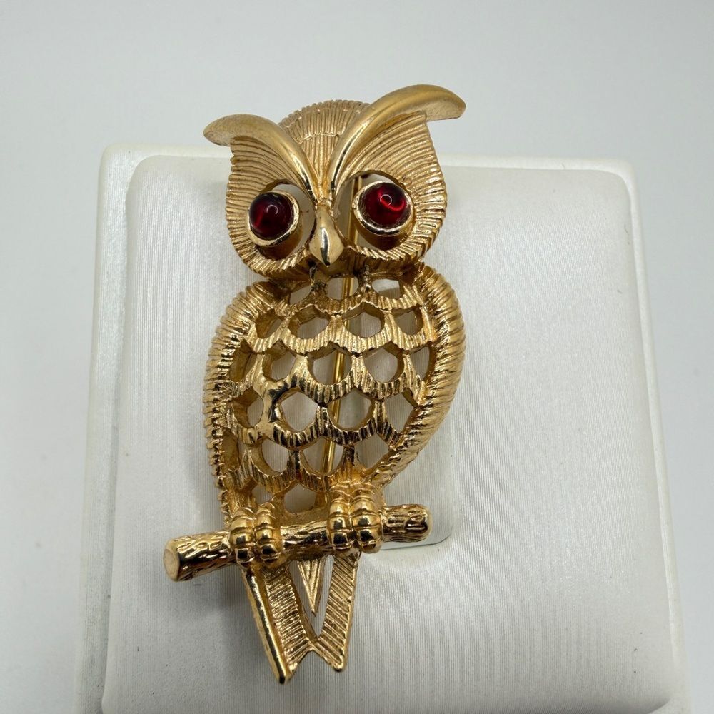 Vintage AVON gold tone Owl brooch/pin with red glass cabochon eyes!